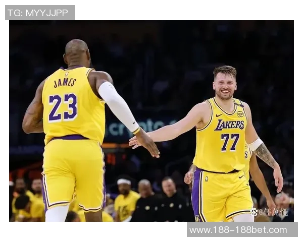 里夫斯分析詹姆斯如何利用东契奇被包夹后的4打3优势进行进攻